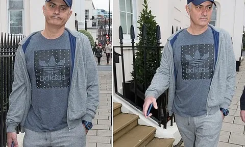 Xuất hiện sau khi mất việc, Mourinho lộ biểu cảm trêu ngươi Man Utd