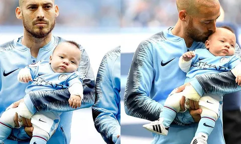 Xúc động khoảnh khắc David Silva bế con trai sinh non ra sân đấu