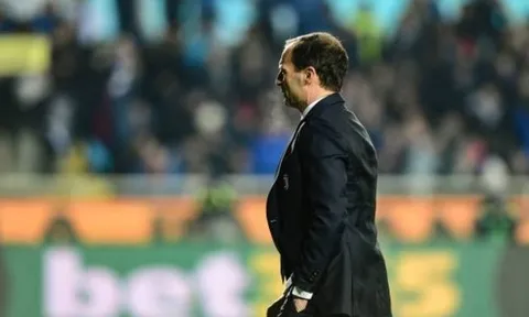 Bị đuổi lên khán đài, HLV Juventus phản ứng đầy bất ngờ