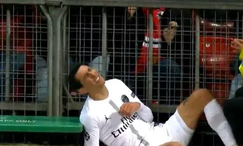 Young thoát thẻ đỏ sau pha tranh chấp nguy hiểm với Di Maria