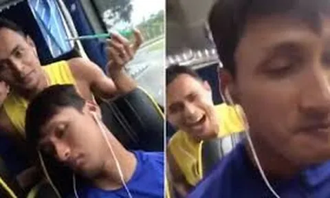 Tuyển thủ Malaysia chơi khăm đồng đội trước chung kết AFF Cup