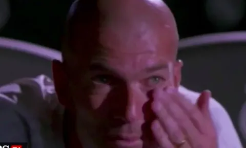 Huyền thoại Zidane rơi nước mắt khi xem video của người cha