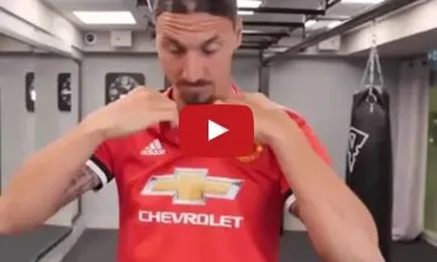 Zlatan Ibrahimovic ngạo nghễ khoác lên mình chiếc áo số 10