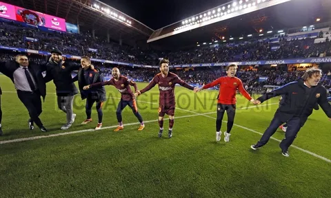 Barcelona 'quẩy' hết cỡ mừng ngôi vô địch La Liga lần thứ 25