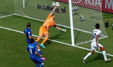 ĐẾM NGƯỢC 24 ngày World Cup: Bryan Ruiz "tiễn" Azzurri
