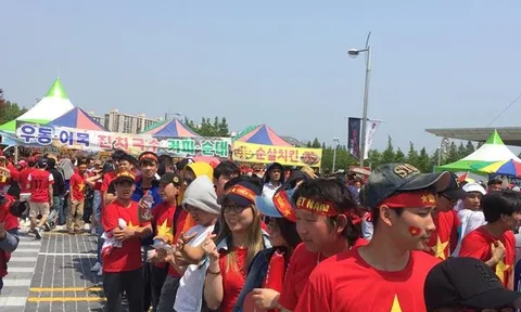 CĐV Việt Nam biến sân Jeonju thành "chảo lửa" Mỹ Đình