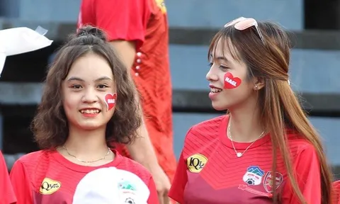 Dàn mỹ nữ lặn lội phương xa cổ vũ Công Phượng, Tuấn Anh