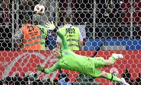 Pickford đáp trả Courtois sau khi trở thành người hùng trên chấm penalty