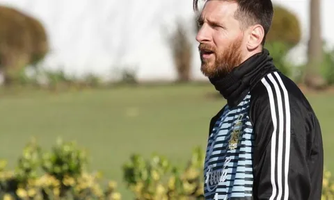 Messi xuất hiện cực ngầu trong trại tập luyện của Argentina
