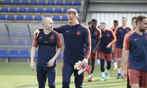 Ter Stegen "tỉ tê" với Iniesta trên sân tập