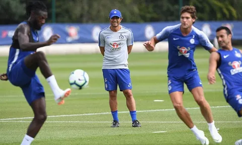 Như chưa có gì xảy ra, Conte theo sát buổi tập của các cầu thủ Chelsea