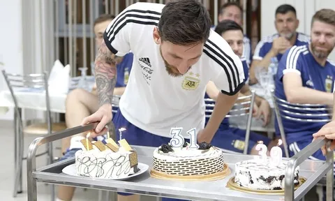 Đội tuyển Argentina tổ chức sinh nhật cho Lionel Messi