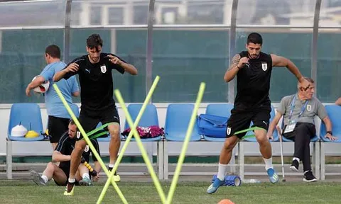 Chỉ mình Kante cô đơn, mặc quần cụt trong lễ cưới của Fabregas