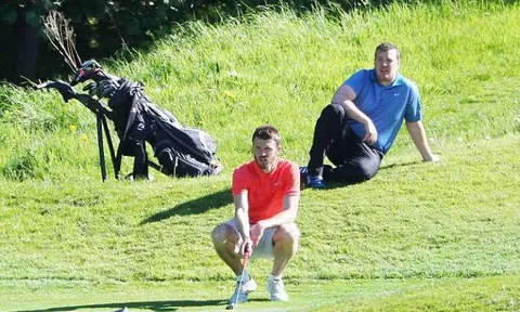 Carrick trổ tài đánh golf cùng Scholes và Nicky Butt