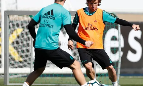 Fan Quỷ đỏ vây lấy Carrick trong ngày cuối Ngoại hạng Anh