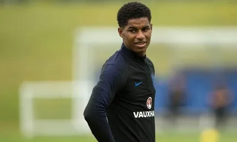 Marcus Rashford phải dự bị vì lí do không đâu