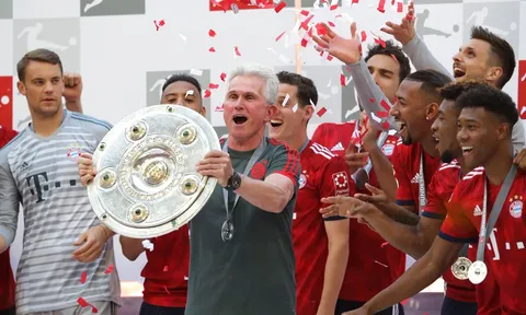Jupp Heynckes nâng cao Chiếc đĩa bạc trước khi chia tay Bayern Munich
