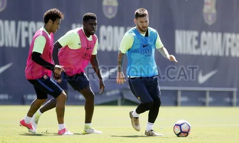 Neymar kết hợp với Umtiti tìm cách khống chế Messi