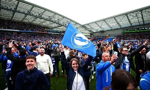 SVĐ Falmer vỡ tung trong ngày Brighton & Hove Albion giành quyền lên chơi giải Ngoại hạng