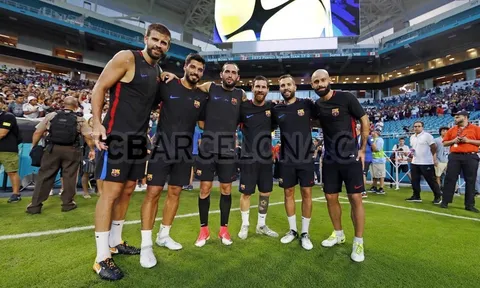 Buổi tập chật kín khán giả của Barca