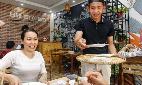 Cười vỡ bụng hình ảnh Hồng Duy - Đức Lương "nhập vai" bồi bàn bánh ướt Cô Bông