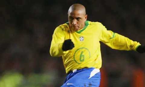 10 cú sút phạt đẳng cấp của Roberto Carlos