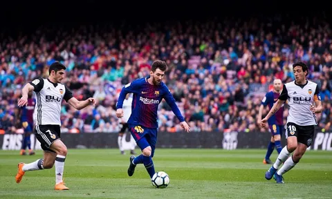 Từ bài học Alves và Sandro, Barca cẩn trọng trong công tác chuyển nhượng