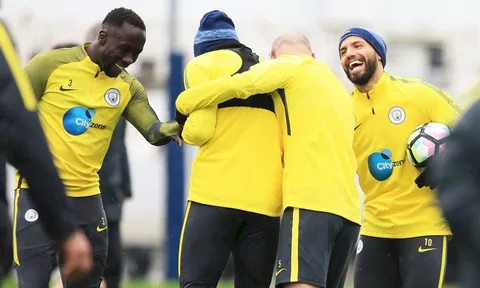 Dàn sao Man City cười khoái trá trên sân tập