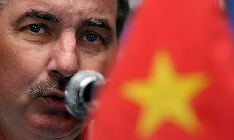 HLV Alfred Riedl: 10 năm không tiến bộ, Việt Nam đừng mơ World Cup