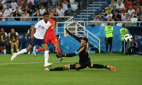 Fan tuyển Anh ăn mừng với pha bỏ lỡ của Rashford ở phút 66
