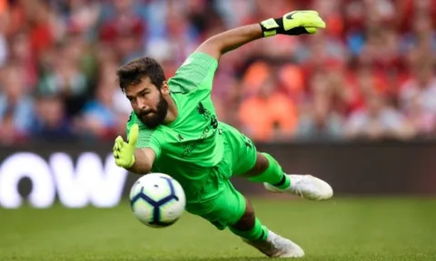 Nam thần Alisson 'đốn tim' fan hâm mộ trong ngày Liverpool thăng hoa