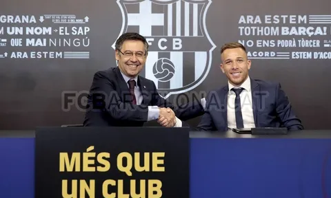 Chủ tịch Barca cùng huyền thoại Abidal đích thân "xem giò" các tân binh