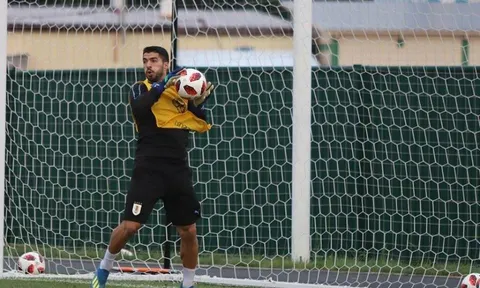 Đối đầu Ronaldo, Luis Suarez tập làm... thủ môn