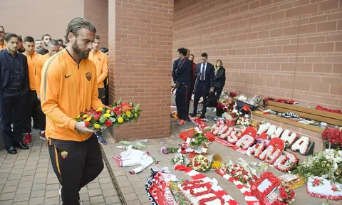 Các cầu thủ AS Roma dâng hoa trên đài tưởng niệm nạn nhân Hillsborough