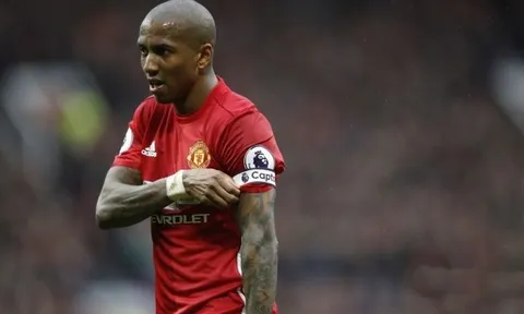 Lý giải: Tại sao Ashley Young được trao băng thủ quân?