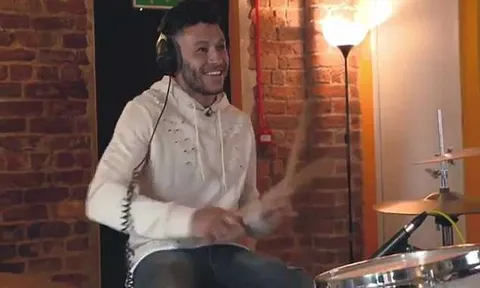 Lỡ World Cup, Oxlade-Chamberlain giải sầu bằng âm nhạc