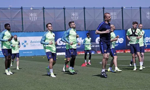 Arsene Wenger ân cần hỏi thăm các học trò