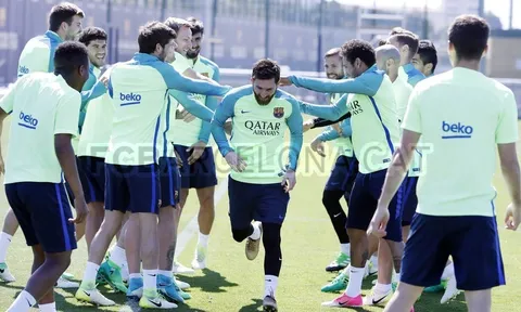 Messi trở lại tập luyện, ngay lập tức bị đồng đội trừng phạt