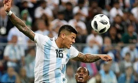 Tại sao Rojo không bị thổi phạt penalty?