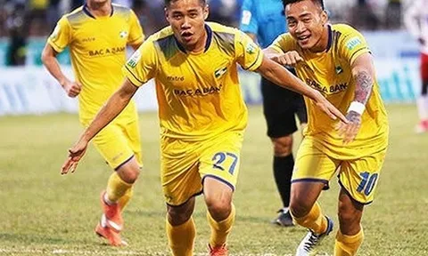 Xuân Toàn tỏa sáng, SLNA bỏ xa khu vực "cầm đèn đỏ"