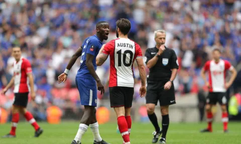 Trung vệ Chelsea, người ôm thắm thiết, kẻ chỉ thẳng mặt tiền đạo Southampton
