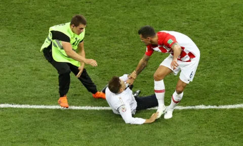 Đang thua còn bị phá, Lovren 'sôi máu' quật ngã CĐV