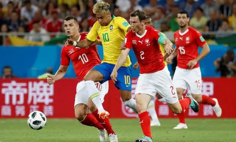 Chơi mờ nhạt, Neymar bị CĐV lôi mái tóc 'mỳ tôm' ra chế nhạo
