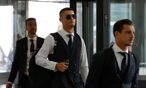 Ronaldo cùng đồng đội bảnh bao lên đường về nước