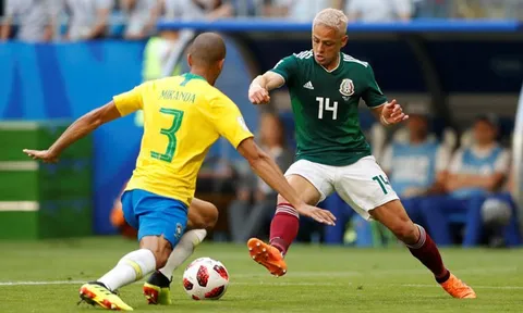 Sau Neymar, đến lượt mái tóc 'tắc kè hoa' của Chicharito bị chế giễu