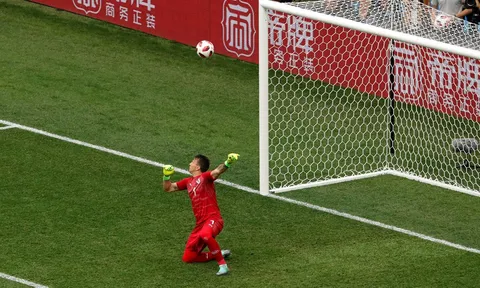 CĐV nhí Uruguay khóc sau sai lầm của thủ môn Muslera