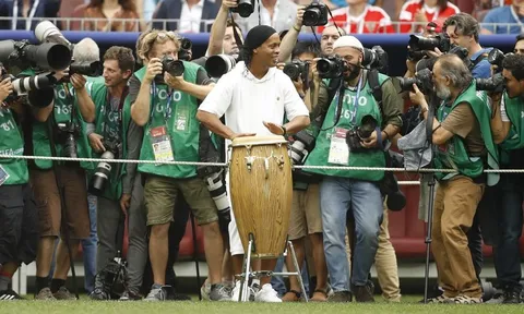 Bùng nổ cùng tiếng trống điệu nghệ của Ronaldinho tại chung kết