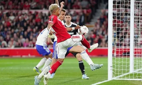 Sai lầm của Digne khiến Aston Villa trả giá trước Forest