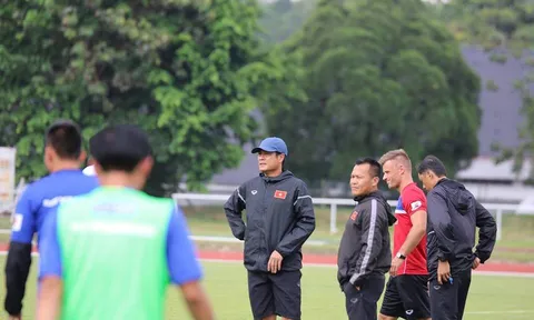 Thầy trò Hữu Thắng chính thức "đạp cỏ" trên đất Malaysia, chinh phục HCV SEA Games 29