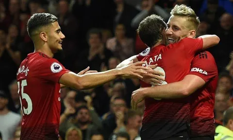Thắng trận, Mourinho khen 2 cái tên tưởng như bị quên lãng, 'đá xoáy' Schmeichel